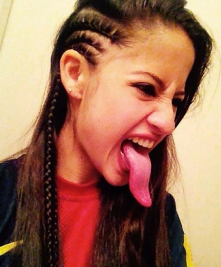 Девушка с языком