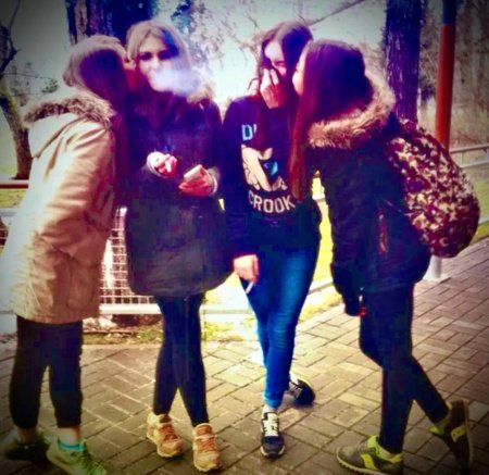 Подруги в школе без лица