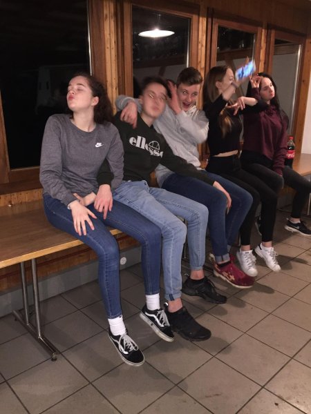 Компания подростков без лица