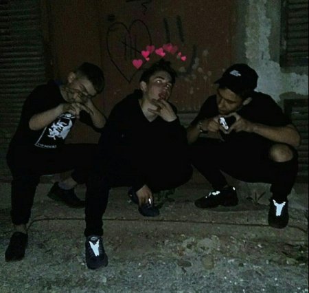 Пацан с друзьями ночью