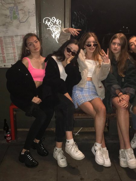 Девушка с друзьями