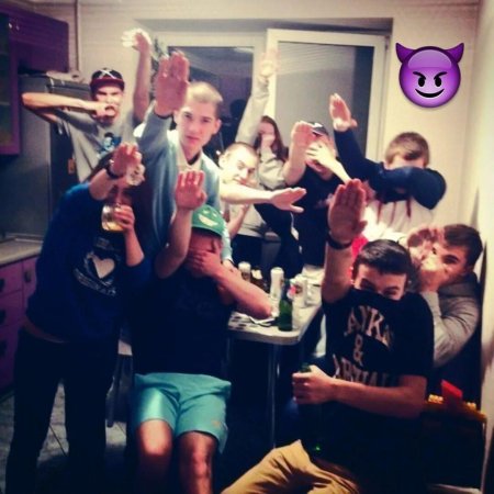 Парень с друзьями ночью