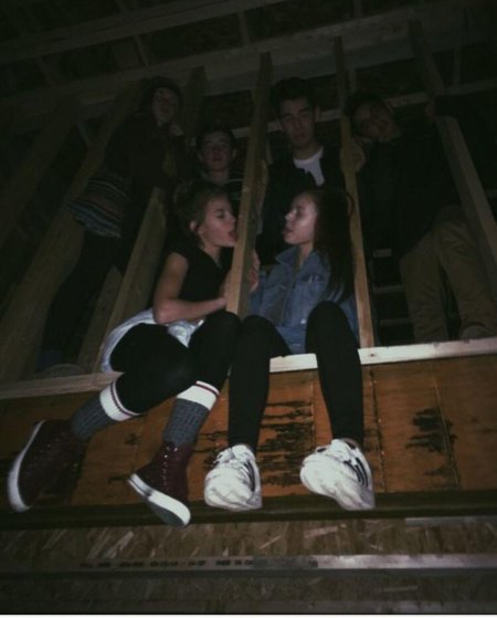 Компания подростков ночью