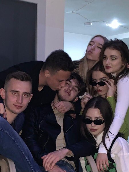 Фото компании друзей ночью