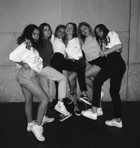 Компания друзей подростков Эстетика