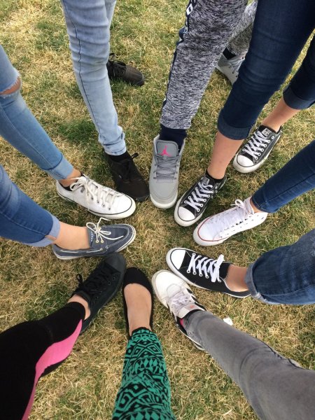 Компания друзей подростков без лица