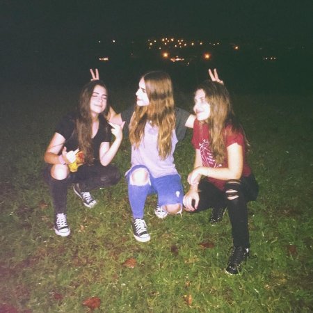 Компания подростков ночью без лиц