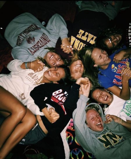 Компания друзей подростков