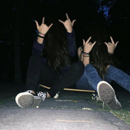 Подруги с закрытыми лицами