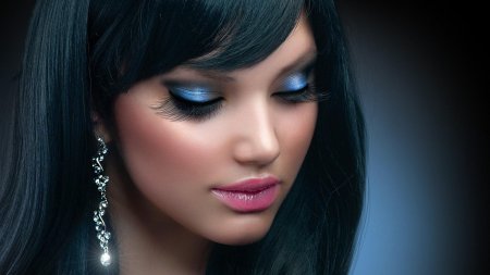 Девушка с красивыми ресницами