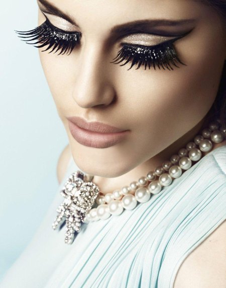 Девушка с ресницами