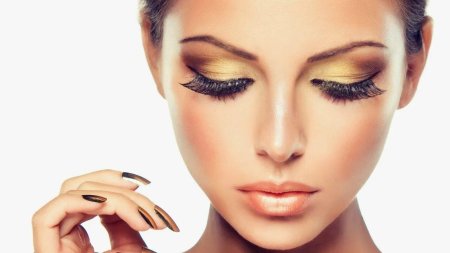 Девушка с красивыми ресницами