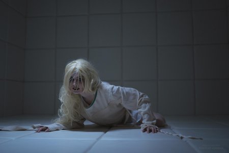 Харли Квинн в лечебнице смирительной рубашке