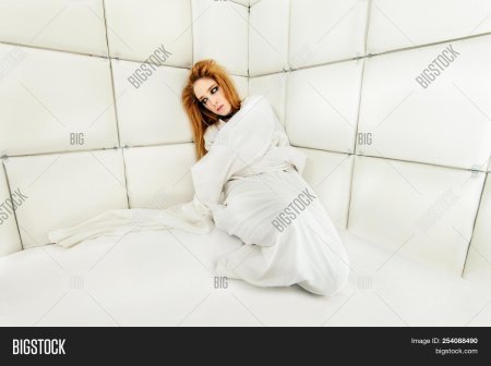 Девушка в усмерительной рубашке