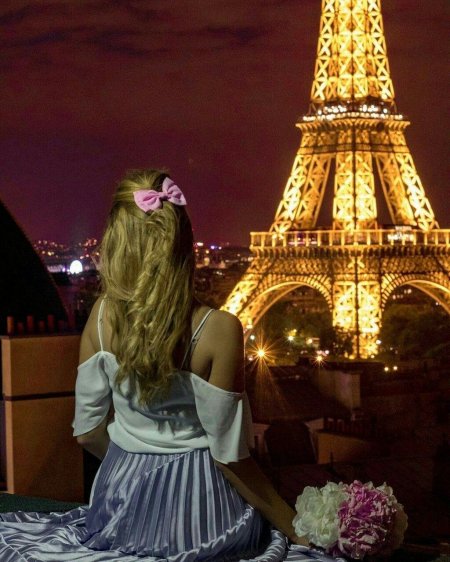 Красивая девушка в Париже