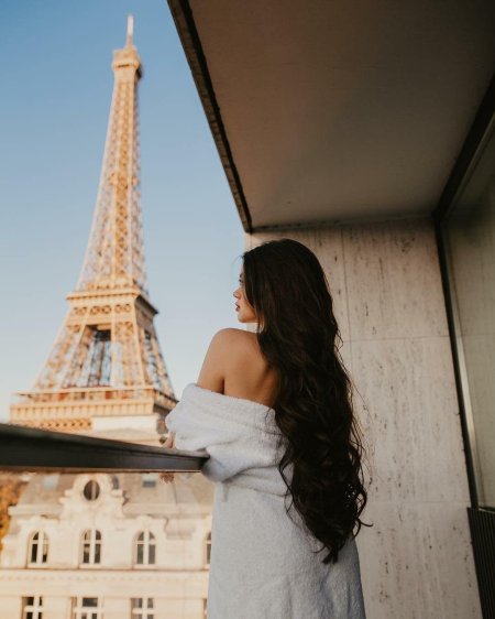Брюнетка в Париже