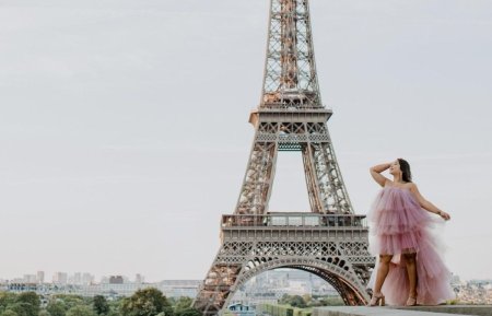На фоне Эйфелевой башни