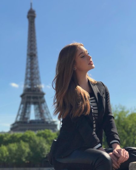 Красивая девушка в Париже