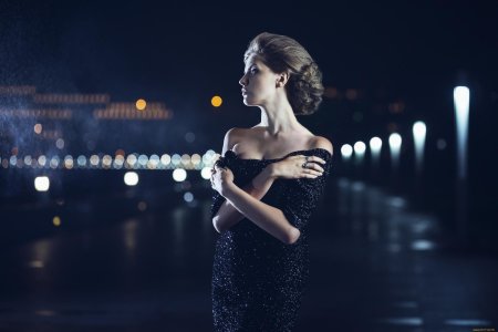 Девушка и ночной город