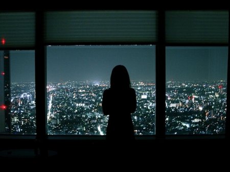 Силуэт в окне