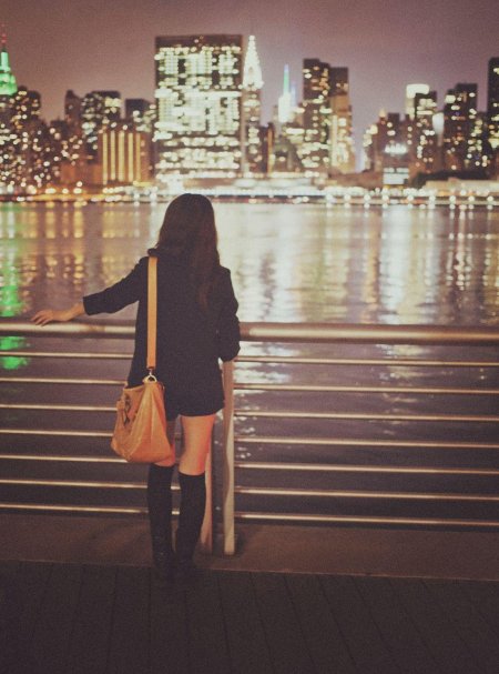 Девочка спиной в городе