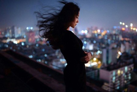 Девушка в ночном городе