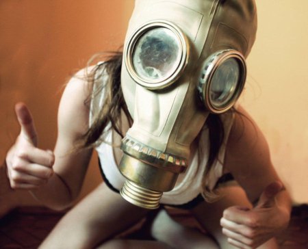Девушка в противогазе