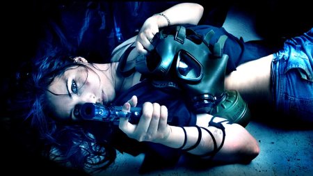 Девушка в респираторе