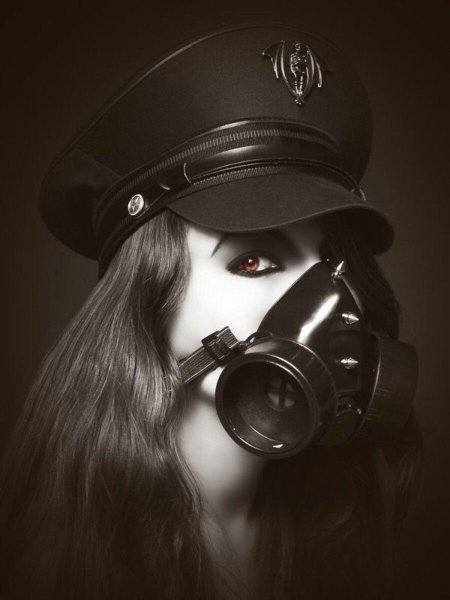 Девушка в противогазе