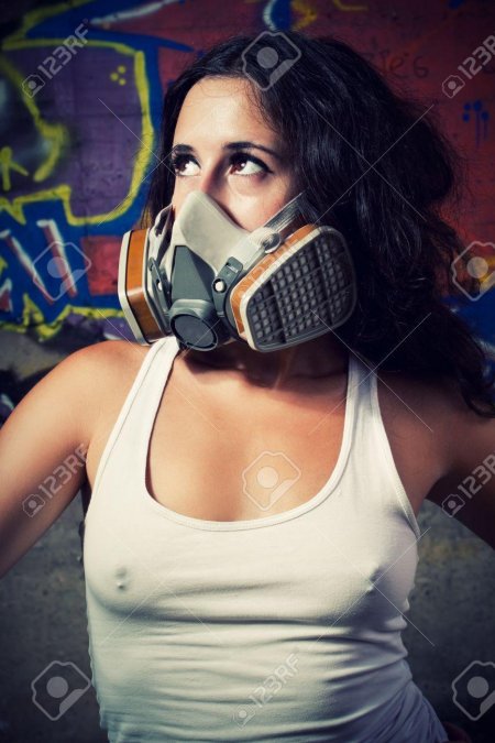 Девушка в респираторе