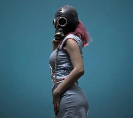 Девушка в противогазе