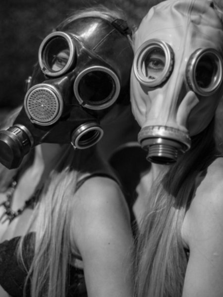 Человек в противогазе