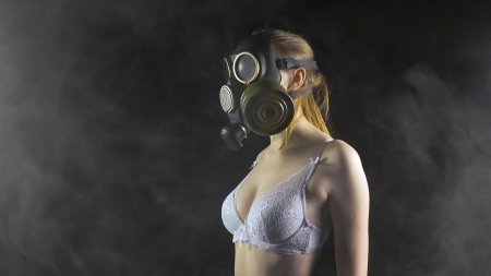 Девушка в противогазе