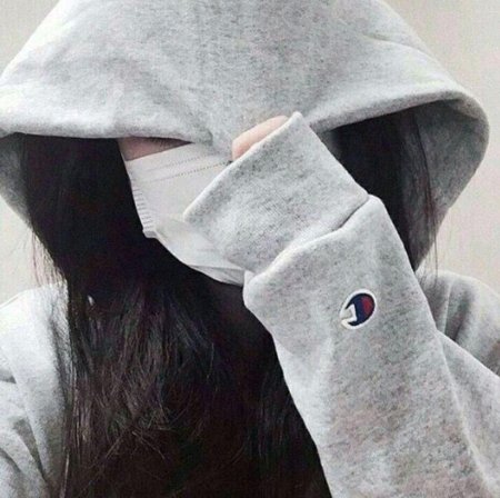 Кореянка в капюшоне