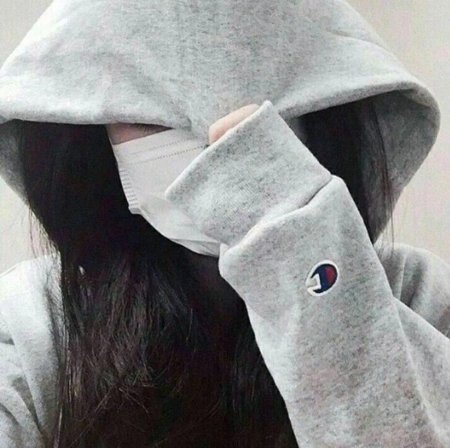 Кореянка в капюшоне