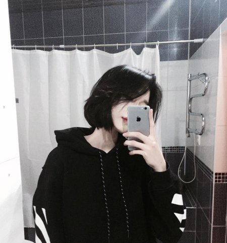 Девушка с короткими черными волосами