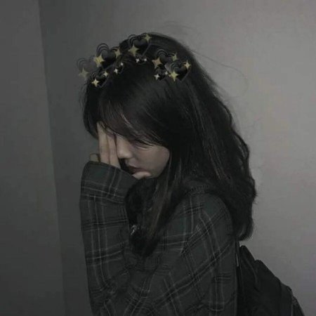 Девушка с темными волосами