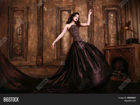 Девушка в коричневом платье