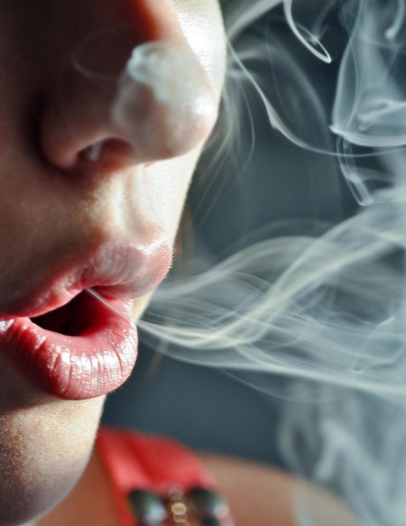 Девушка с дымом изо рта