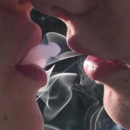 Губы с дымом