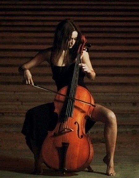 Девушка с контрабасом