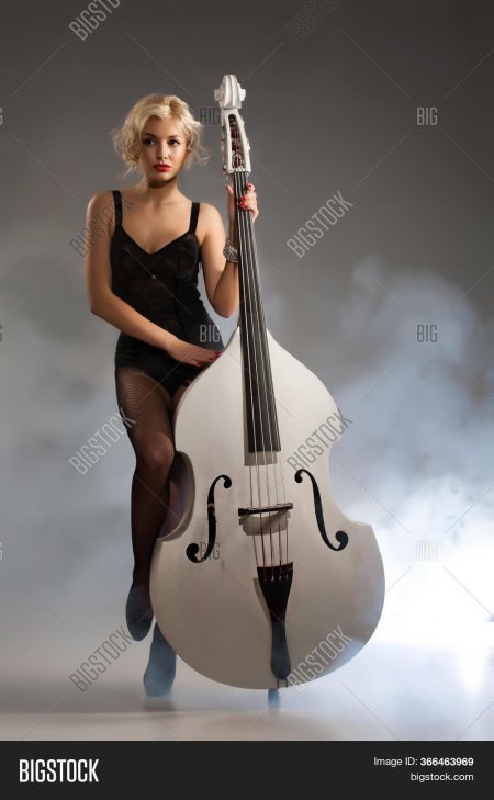 Девушка с контрабасом