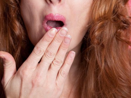 Женщина охватила рот мальчика