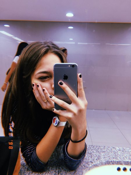 Девушка с телефоном селфи