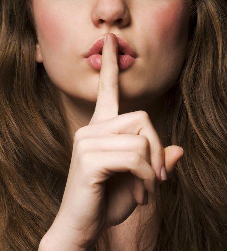 Девушка с пальцем у губ