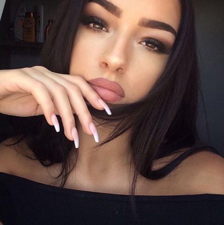 Пухлые губы у девушки