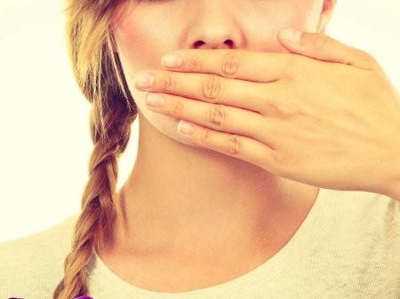 Женщина закрывает рот фото