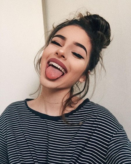 Девушка с высунутым языком