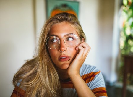 Девушка в очка для зрения