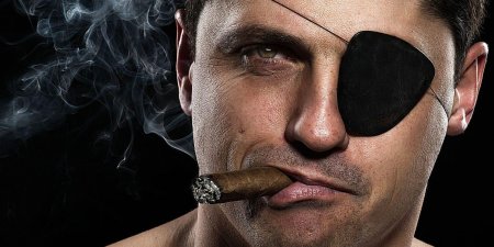 Мужчина с сигарой